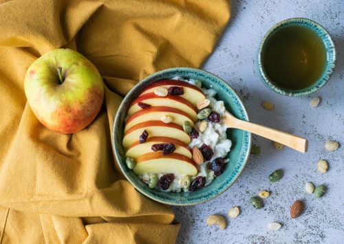 Bircher muesli met appel, veenbessen en notenmix